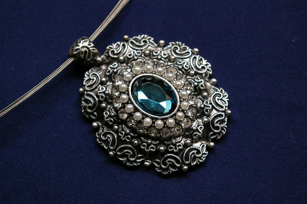 entdecken sie inspirierende schmuck-styling-tipps und trends, um ihren look mit einzigartigen accessoires zu perfektionieren.