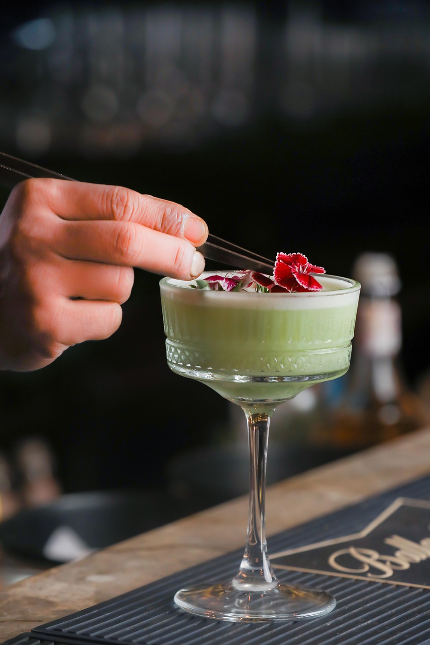 entdecken sie köstliche cocktailrezepte und mixtechniken für unvergessliche genussmomente.